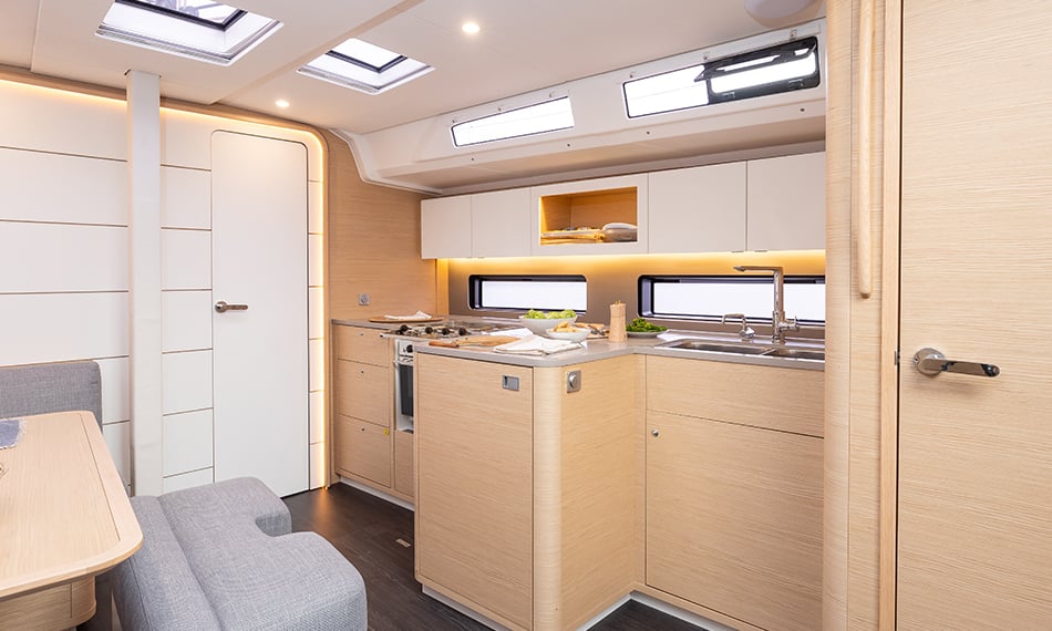 Moderne keuken en lichte interieurafwerking van de Dufour 41 van PWRD Yacht, gebruikt voor luxe zeilarrangementen en zakelijke dagen op het water.